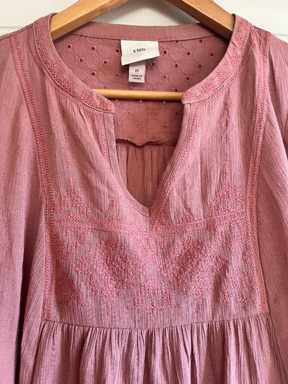Knox Rose Womens Medium Mauve Boho Flowy Tunic Balloon Sleeve Embordered Vneck - Picture 2 of 8